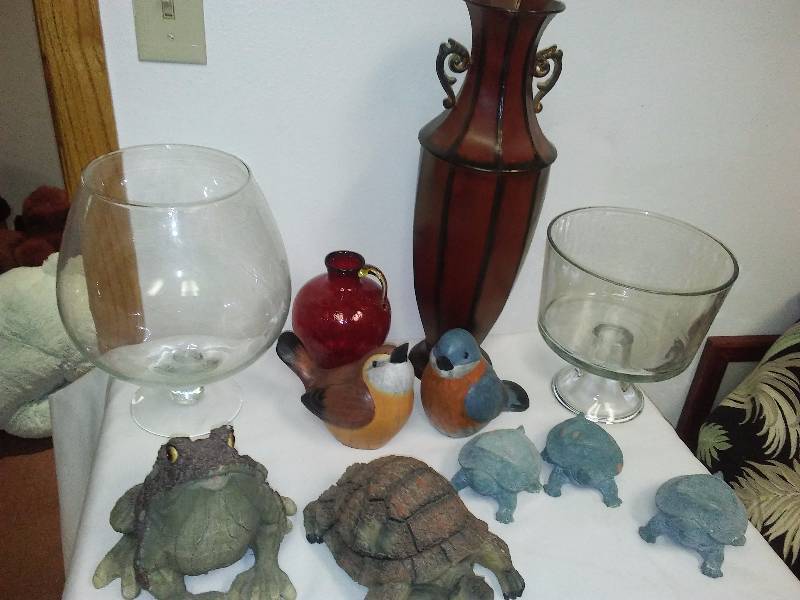 lot 73 image: Yard Art and Accents, (11) Turtle, Frog and more