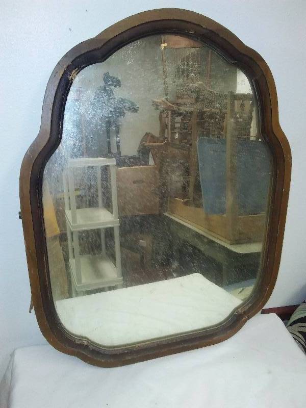lot 87 image: Antique Mirror, 28  x 22  inches