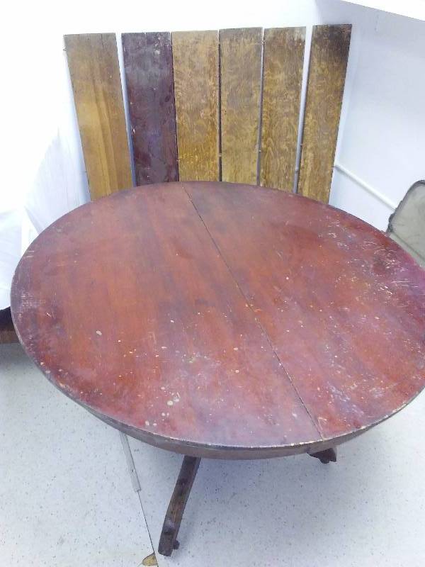 lot 107 image: Antique Table with 6 leaves, 42 diameter