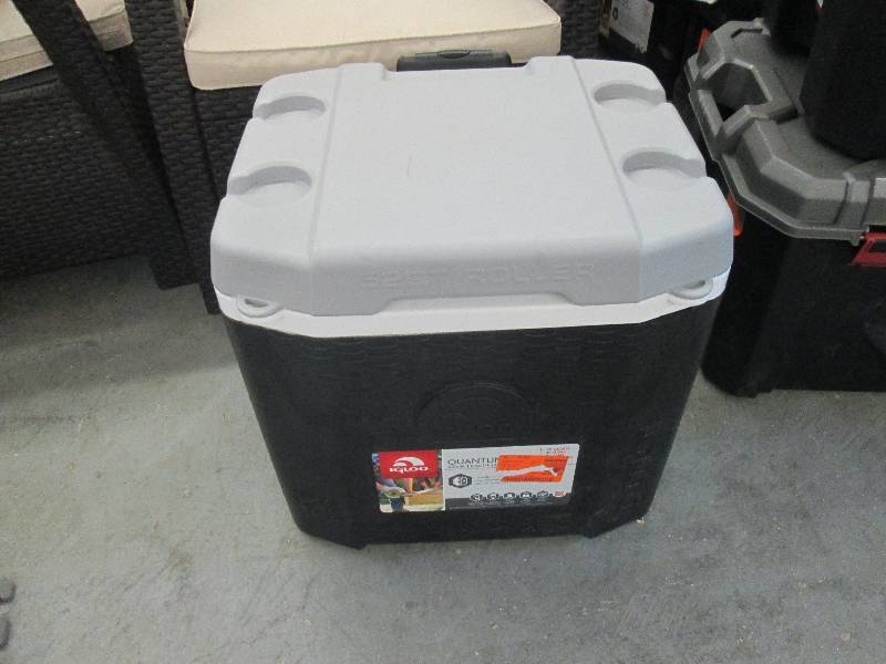 Igloo Quantum 52 Qt. Cooler with Wh...