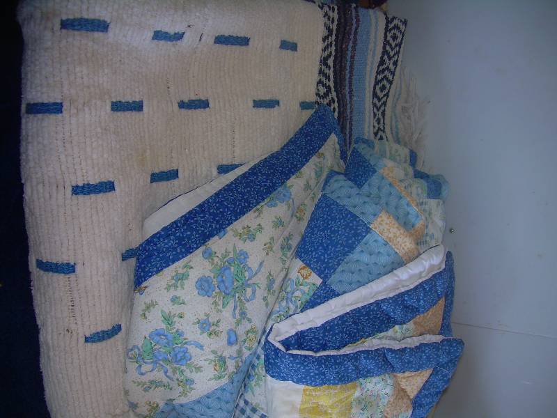 2 HEAVY THROWS AND 1 COMFORTER WITH SHAMS