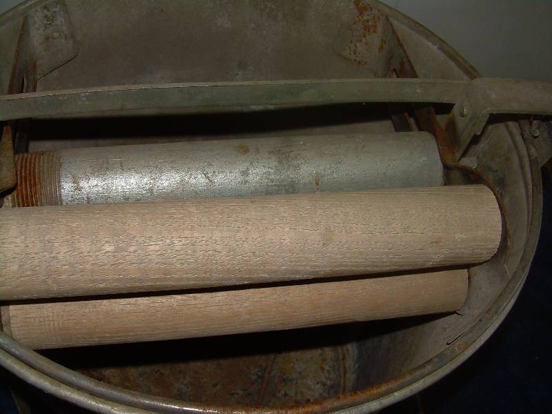 ANTIQUE METAL MOP BUCKET