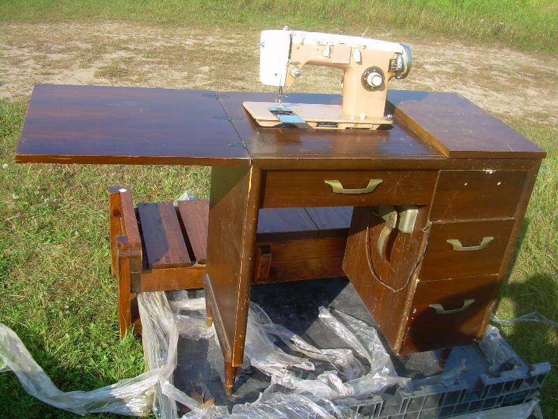 3 DRAWER SEWING CABNET AND MACHINE