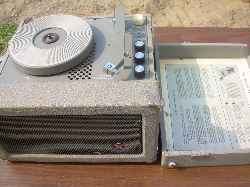 NEWCOMB PORTABLE RECORD PLAYER