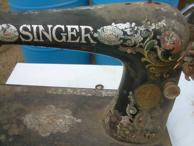 ANTIQUE SINGER SEWING MACHINE