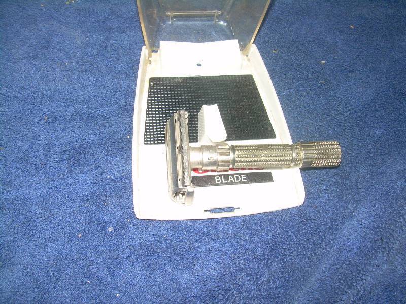 VINTAGE GILLETT RAZOR