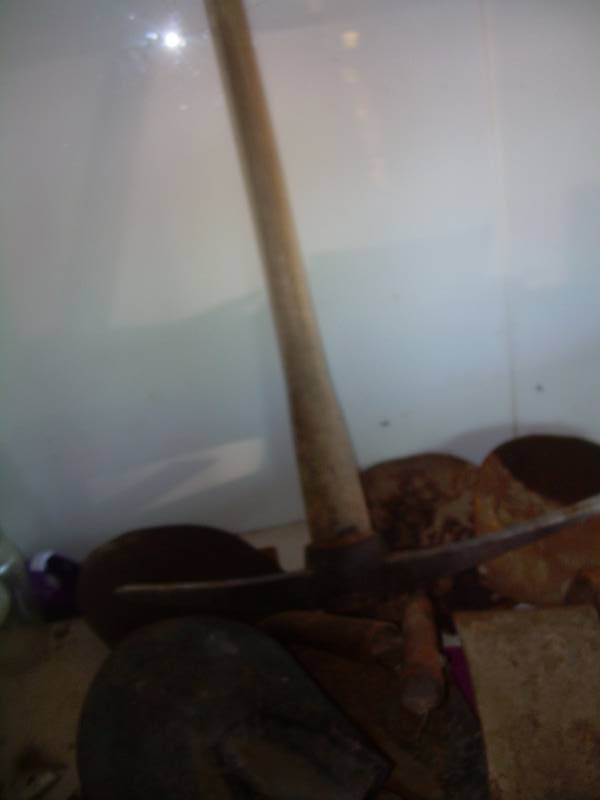 6 SHOVEL ENDS 1 PICK AX