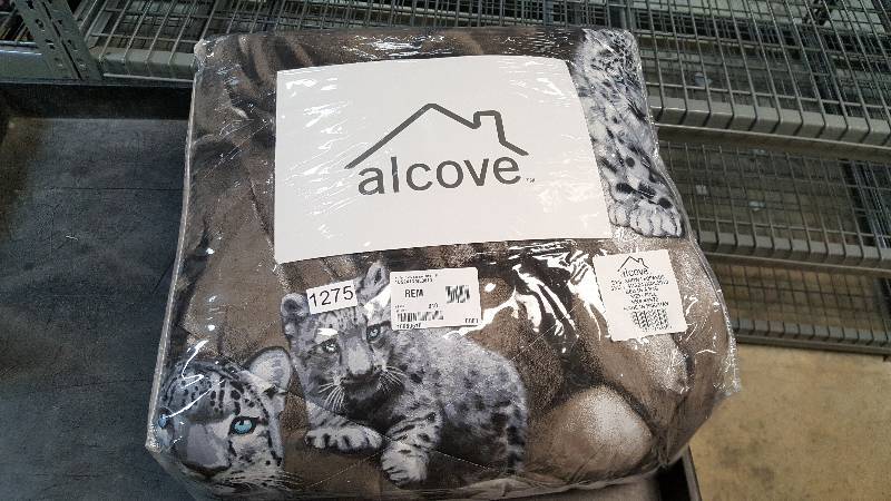 lot 1275 image: alcove Snow Leopard 8-Pc. Bed Set - Full Size