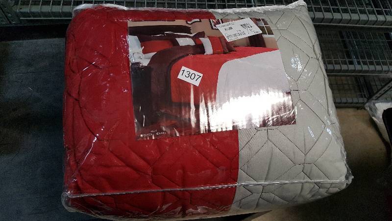 lot 1307 image: Portsmouth Home Kiera 7-Pc. Comforter Set - Red - King Size