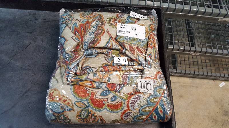 lot 1318 image: Falling Leaves Quilt - Full  Queen Size (Quilt Only)