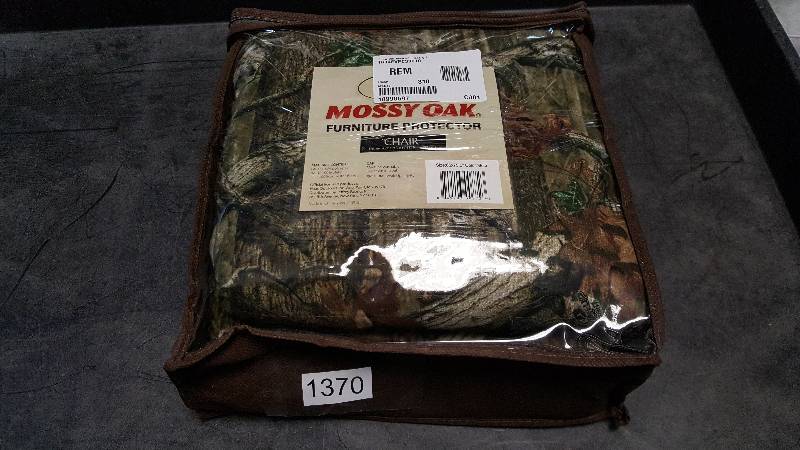 lot 1370 image: Innovative Textile Solutions Mossy Oak Break-Up Infinity Chair Protector