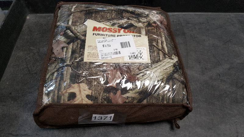 lot 1371 image: Innovative Textile Solutions Mossy Oak Break-Up Infinity Chair Protector