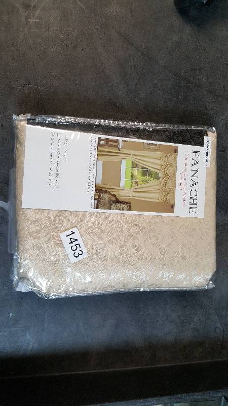 lot 1453 image: Panache 55 x 84 Window in a Bag - Tan