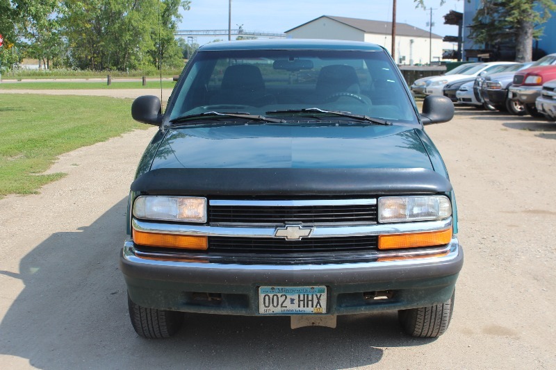 lot 1795 image: 1998 Chevrolet S10 4x4 3 Door Extended Cab