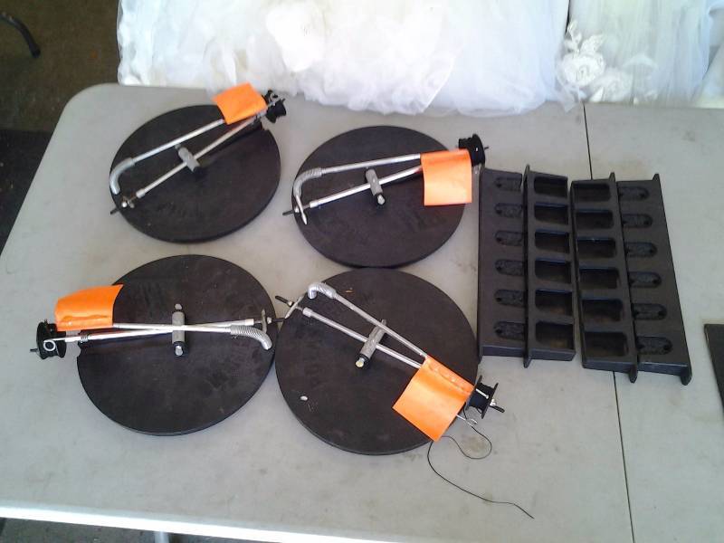 lot 7 image: 4-Ice Fishing Tip Ups, 2-Sets Of Rod Holders