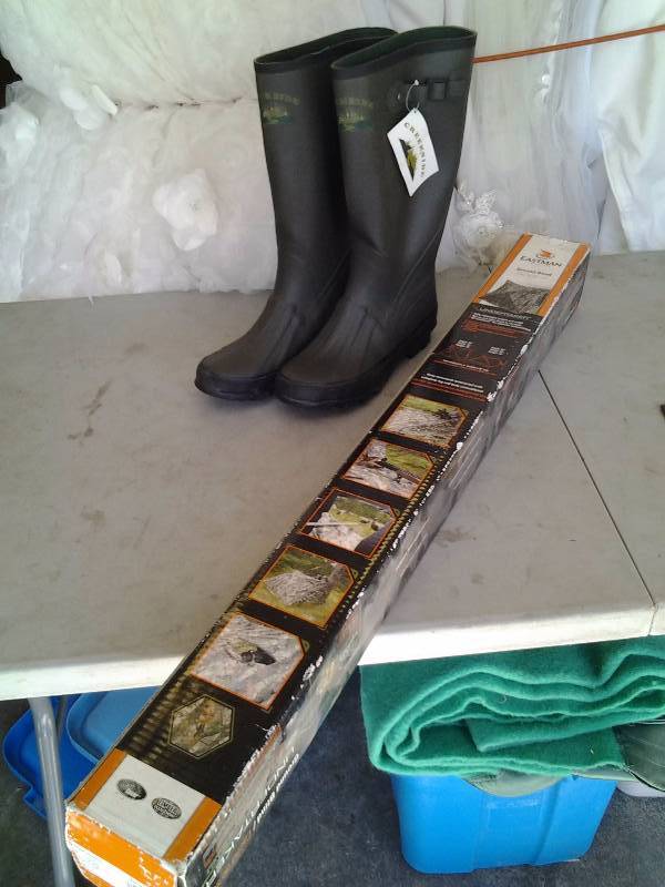 lot 11 image: Eastman Undertaker Ground Blind, Pair Of Creekside NEW Size 10 Rubber Boots