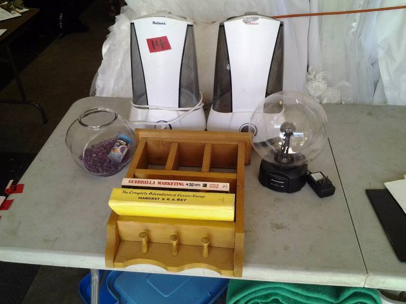 lot 14 image: 2-Humidifiers, Fish Bowl, Wall Shelf, Books, Static Bulb