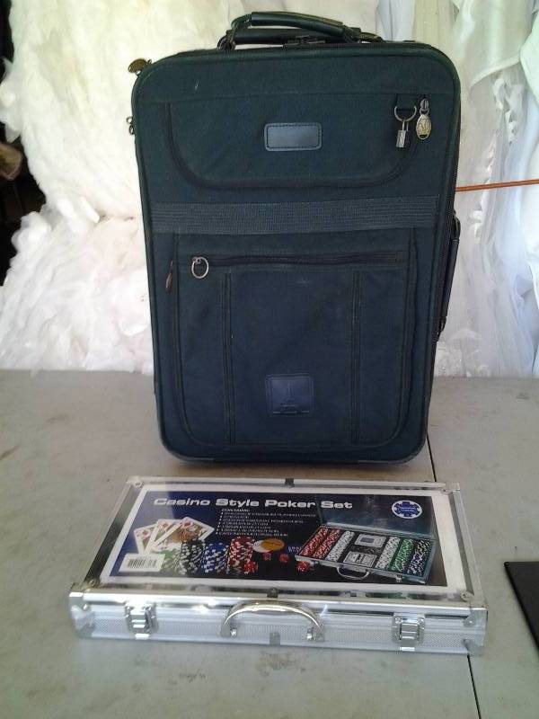 lot 15 image: Small Rolling Suitcase, Casino Style Poker Set (NEW)