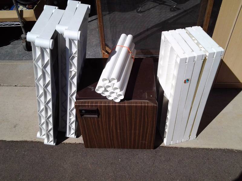 lot 27 image: GE Mini Frig, 2-Plastic Modular Shelf Units