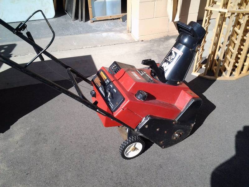 lot 30 image: Toro 5HP Single Stage Snowblower