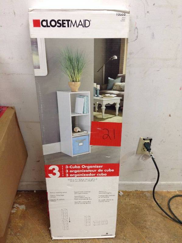 lot 21 image: Closetmaid 3 Cube Organizer