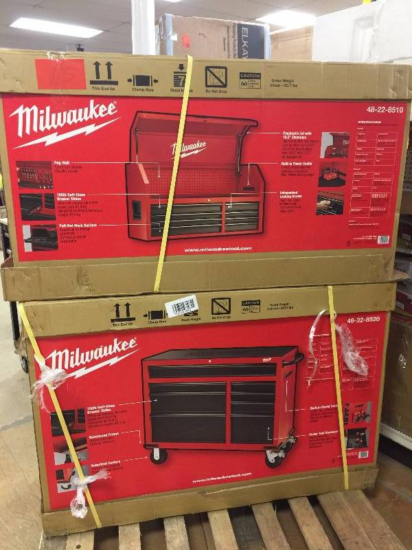 lot 115 image: Milwaukee 46 in. 16-Drawer Tool Chest and Rolling Cabinet Set New