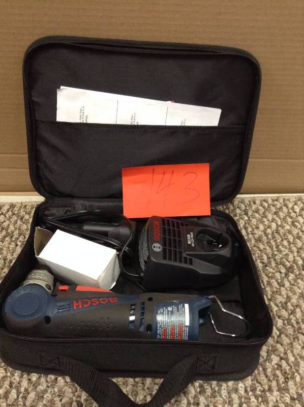 lot 143 image: Bosch Bosch PS10BN 12V Max I-Driverbattery and charger used in working condition