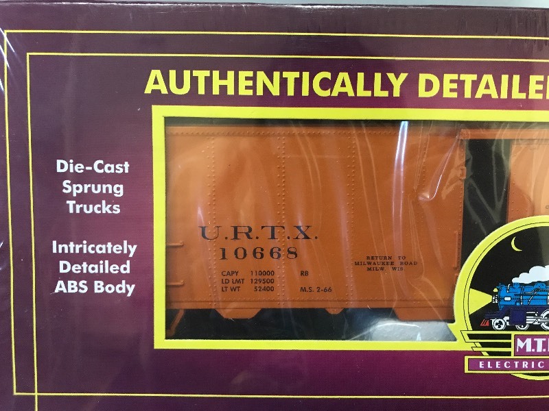 lot 143 image: MTH MILWAUKEE ROAD 40 REEFER CAR SET OF 2