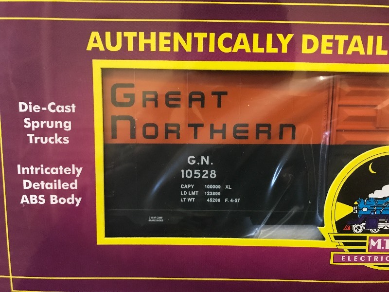 lot 146 image: MTH GREAT NORTHERN 40 BOX CAR SET OF 2