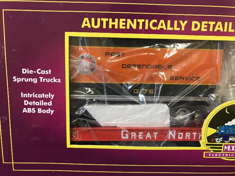 lot 151 image: MTH GREAT NORTHERN FLATCAR W 20 TRAILERS