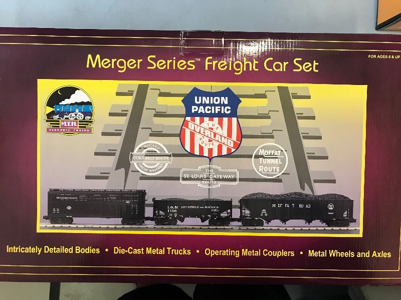 lot 195 image: MTH UNION PACIFIC MERGER SERIES FREIGHT CAR SET