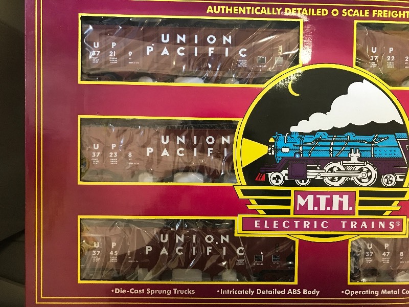 lot 199 image: MTH UNION PACIFIC 4-BAY HOPPER W COAL SET