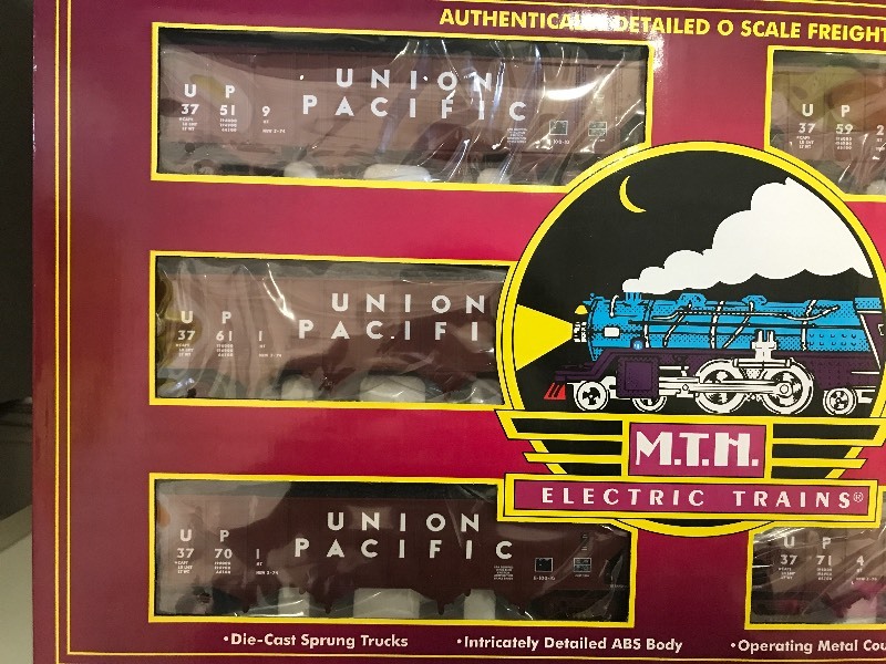 lot 201 image: MTH UNION PACIFIC 4-BAY HOPPER W COAL SET