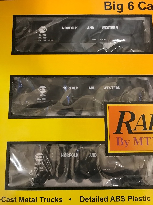 lot 202 image: RAIL KING by MTH NORFOLK & WESTERN 4-BAY HOPPER W COAL SET