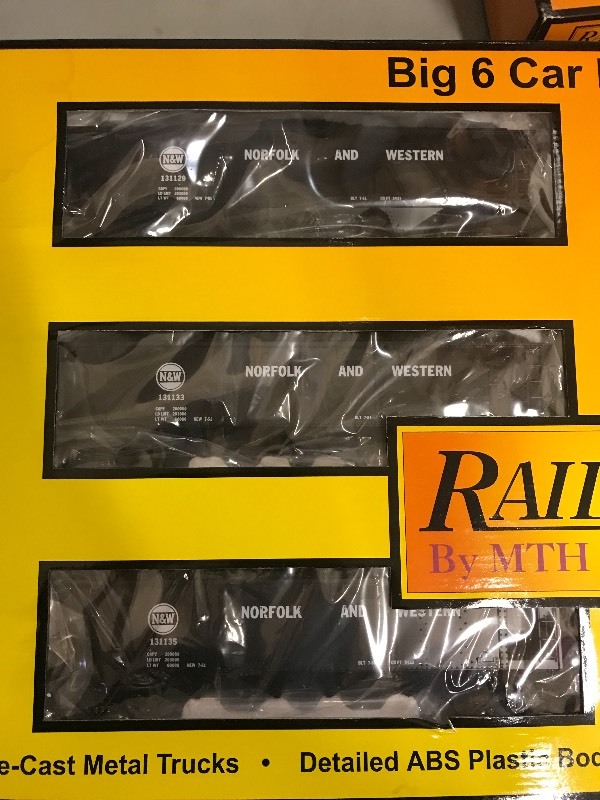 lot 203 image: RAIL KING by MTH NORFOLK & WESTERN 4-BAY HOPPER W COAL SET