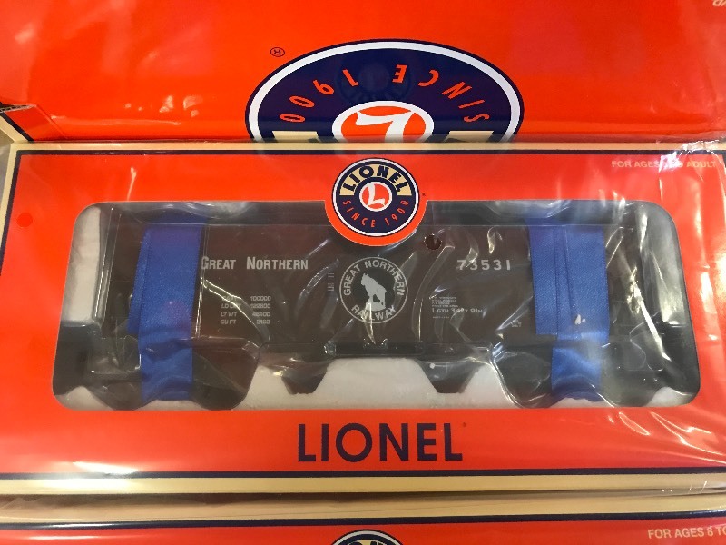 lot 318 image: LIONEL GREAT NORTHERN OFFSET HOPPER 2-PACK