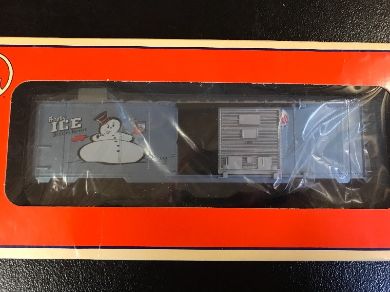 lot 325 image: LIONEL SNOWMAN LOADING ICE CAR
