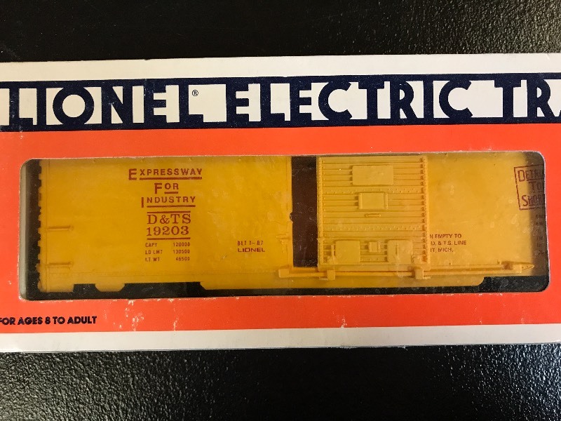 lot 351 image: LIONEL DETRIOT & TOLEDO SHORELINE BOX CAR