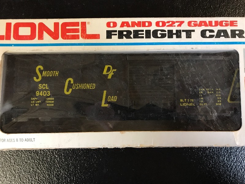 lot 354 image: LIONEL SEABOARD COAST LINE BOX CAR