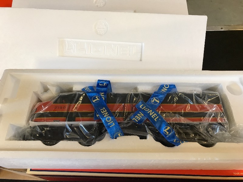 lot 356 image: LIONEL FA AA SET GREAT NORTHERN