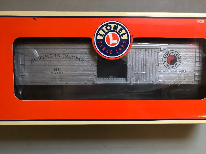 lot 379 image: LIONEL NORTHERN PACIFIC WOODSIDED REEFER