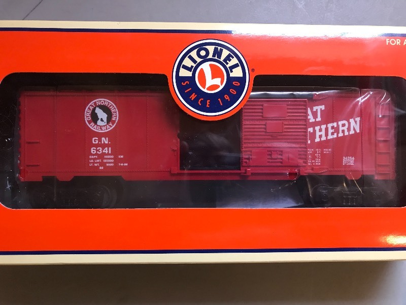 lot 381 image: LIONEL GREAT NORTHERN BOX CAR