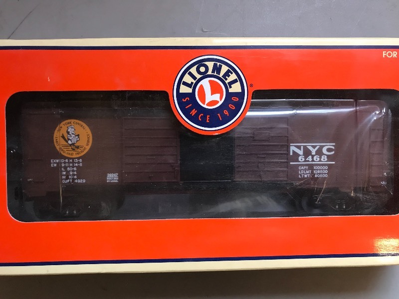 lot 382 image: LIONEL ARCHIVE COLLECTION NEW YORK CENTRAL DOUBLE DOOR BOX CAR