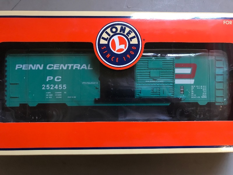 lot 385 image: LIONEL PENN CENTRAL 6565 BOX CAR