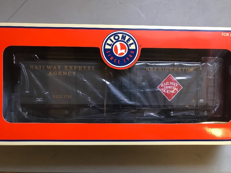 lot 386 image: LIONEL RAILWAY EXPRESS AGENCY MILK CAR #1742