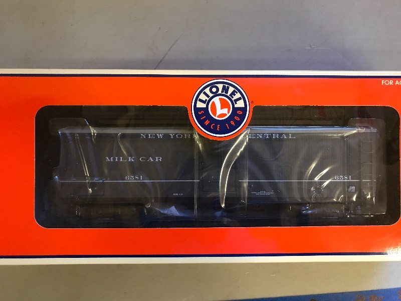 lot 387 image: LIONEL NEW YORK CENTRAL MILK CAR