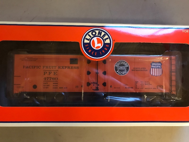 lot 393 image: LIONEL PACIFIC FRUIT EXPRESS STEEL SIDED REEFER