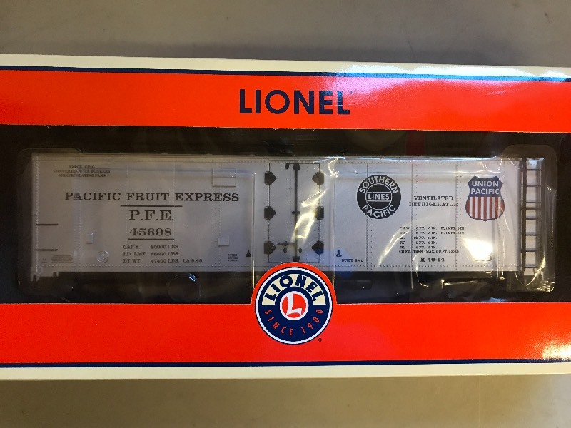 lot 394 image: LIONEL PACIFIC FRUIT EXPRESS STEEL SIDED REFRIGERATOR CAR - SILVER