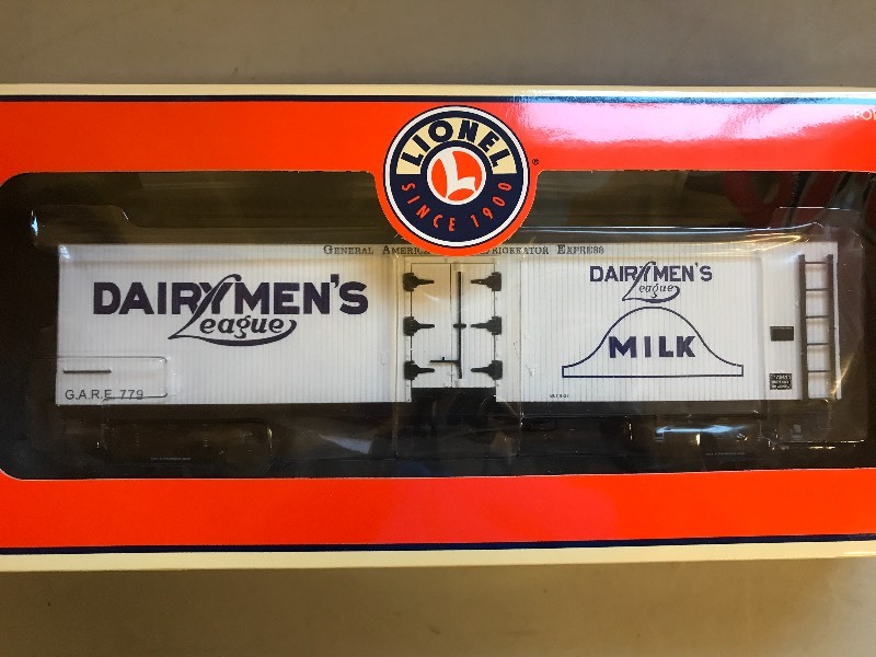 lot 400 image: LIONEL DAIRYMENS LEAGUE MILK CAR