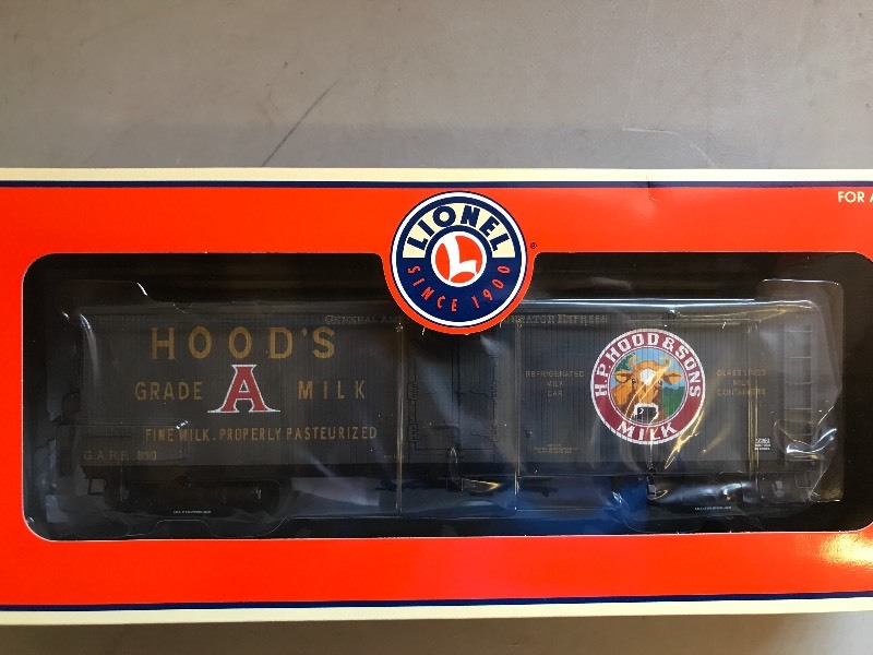 lot 402 image: LIONEL HOODS MILK CAR #810